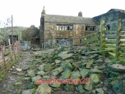 FOTO BANK TOP FARM CRAGG VALE DIES IST NUR TEIL EINER GRUPPE VON GEBÄUDEN BEI BAN
