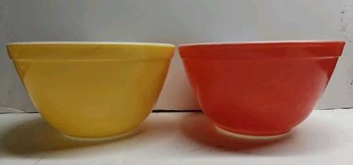 Vintage Pyrex Yellow And Red Nesting Bowl #401  1.5 Pints GREAT COLOR