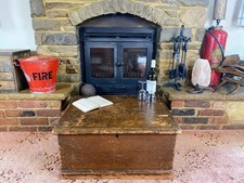 Vecchia cassapanca antica in pino, baule portaoggetti vintage in legno, scatola coperta, tavolino.