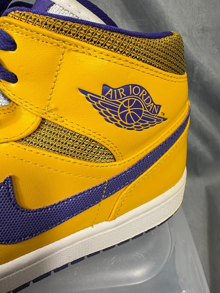 Air Jordan 1 Mid Lakers tamanho 8 masculino amarelo/roxo 2013 554724-708 autenticado - Imagem 3 de 4