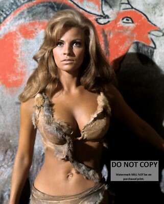 RAQUEL WELCH IN ''ONE MILLION YEARS B.C.'' - 8X10 PUBLICITY PHOTO (MW541)
