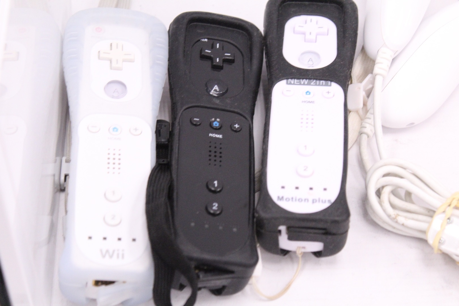 NINTENDO Wii Game Console Bundle Inc 3 Controllers + 2 Nunchucks, White