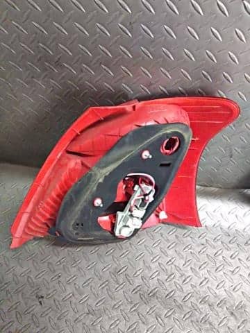 TOYOTA Vitz 2006 DBA-SCP90 lewe tylne światło 8156052470 [Używane] [PA96681845] - Zdjęcie 4 z 5