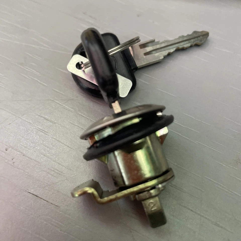 Cerradura de puerta y llaves originales Subaru Justy. Nuevo stock antiguo Foto 3 de 4