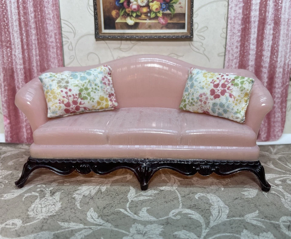 SOFÁ Y MESA DE CENTRO ROSA RENWAL Muebles de plástico para casa de muñecas de hojalata vintage 1:16  Foto 3 de 4