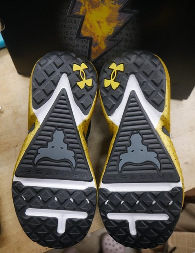 Under Armour Project Rock 5 Sz 7Y Black Adam Gold DC Movie 3026600 001 NEW w box - Picture 4 of 8