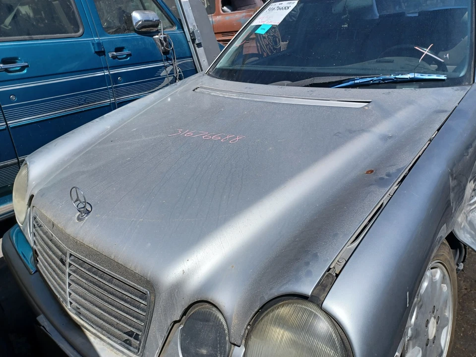 (Solo camioneta local) Capó 210 tipo E55 se adapta a 96-99 MERCEDES CLASE E E320  Foto 2 de 4