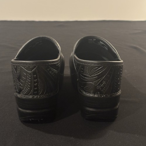 Dansko Black Tooled Leather Sz 37 6.5-7 US Women’s Slip On Clogs Great Condition - Picture 6 of 11