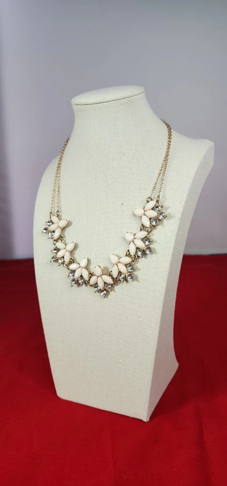 Vintage, flores rosa claro y pedrería blanca. Collar estilo gargantilla Foto 4 de 4