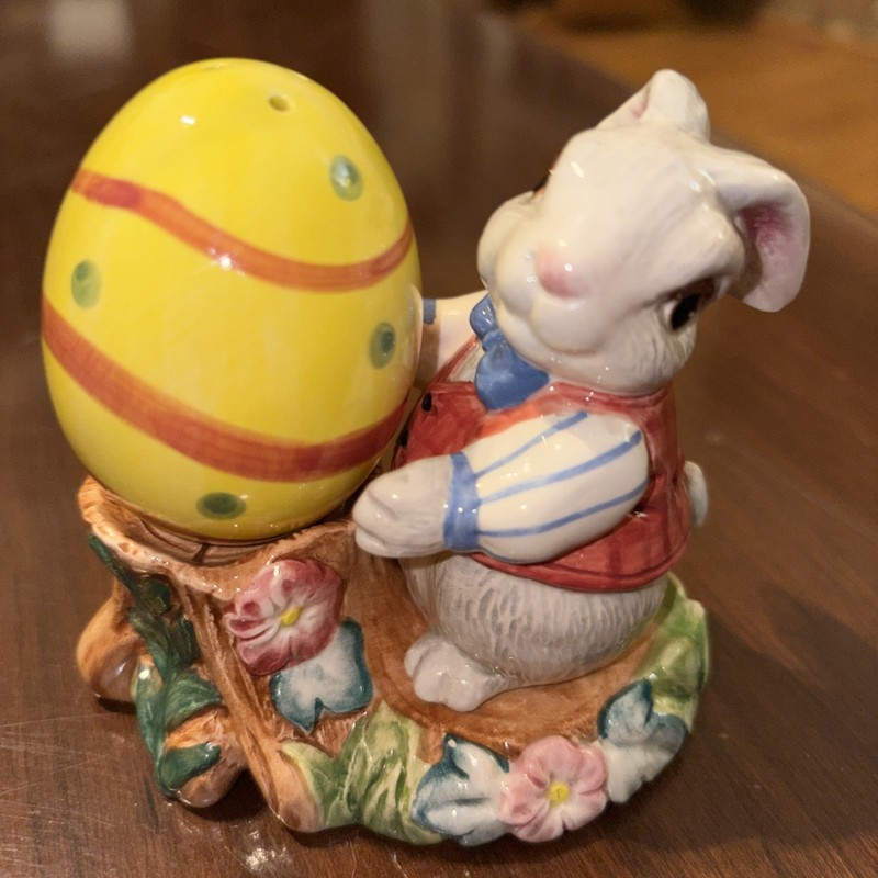 Fitz Floyd 1996 Easter Bunny Sitting On Stump With Egg Salt And Pepper