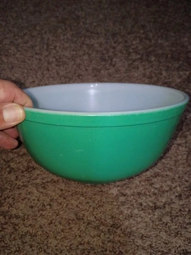Vintage Pyrex 403 2.5 Qt. Nesting Mixing Bowl in Primary Color Green
