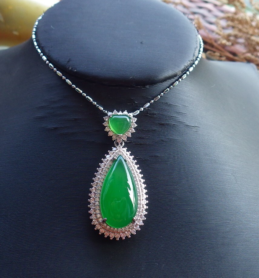 White Gold Plate Green AGATE JADE PENDANT Teardrop Diamond