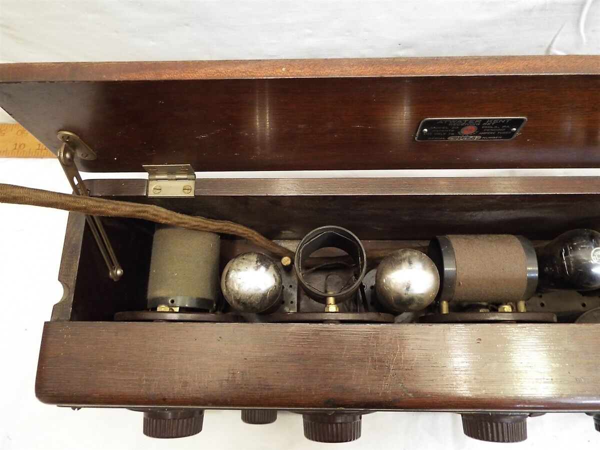 Antique Atwater Kent Model 20 Tube Compact Radio Receiver Antique Atwater Kent Model 20 Tube Compact Radio Receiver