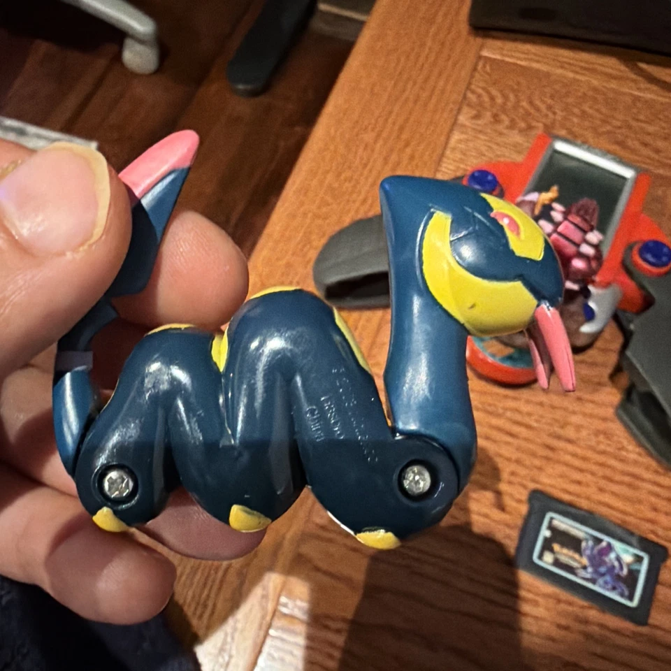 VTG Hasbro Pokemon Red  Electronic Battle Trainer Handheld 2005  + Figures/game - Image 3 of 4