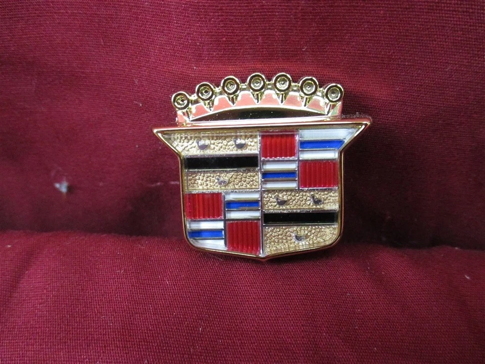 Panel de techo Cadillac Deville emblema de escudo dorado 25636864 nuevo de fabricante original Foto 4 de 4