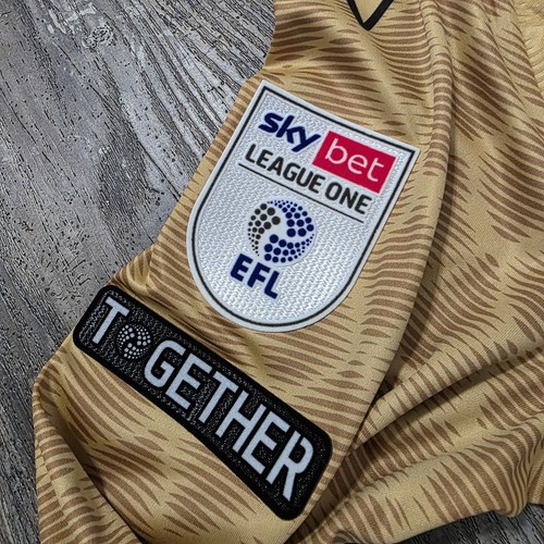 Camiseta de fútbol 2025 Macron Wrexham AFC tercera Paul Mullin hombres L Ryan Reynolds dorada - Imagen 8 de 10