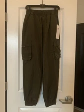 NWT Women’s ALO Yoga It Girl Pants.  Dark Olive.  Cargo Crush.  Size Small.
