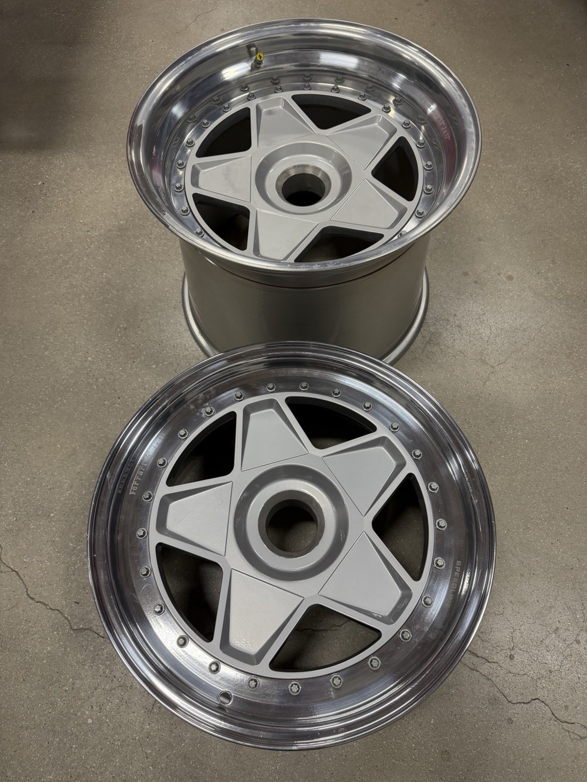 Ferrari F40 2020-2022 REAR+RIGHT Wheel