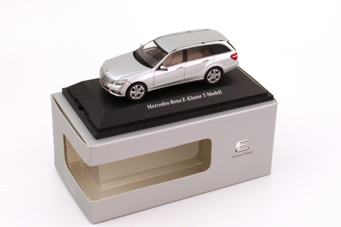 Mercedes E Class S212 Schuco Argent 2009 pour Vitrine Bureau