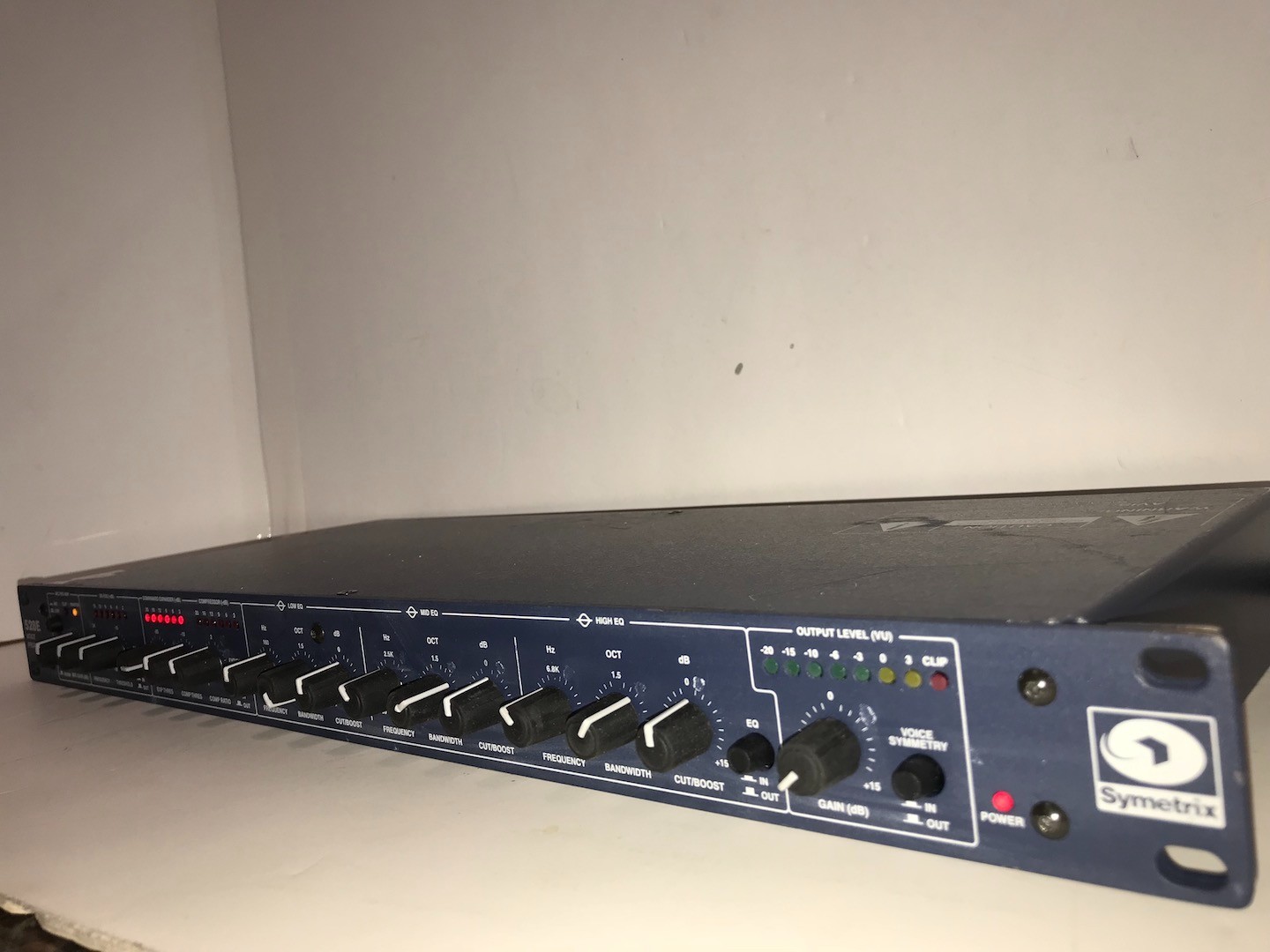 Symetrix 528E .110 to 230v .CHANNEL STRIP: MIC PREAMP, COMPRESSOR,