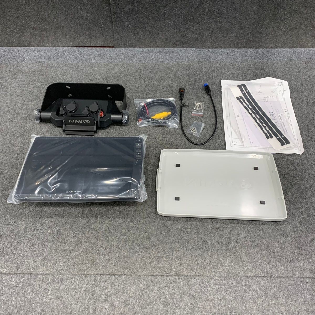 GARMIN ECHOMAP ULTRA 2 126sv Fishfinder Chartplotter w/o Transducer