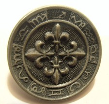 antique Victorian 38 mm metal fleur de Lis cross motif picture button 54772