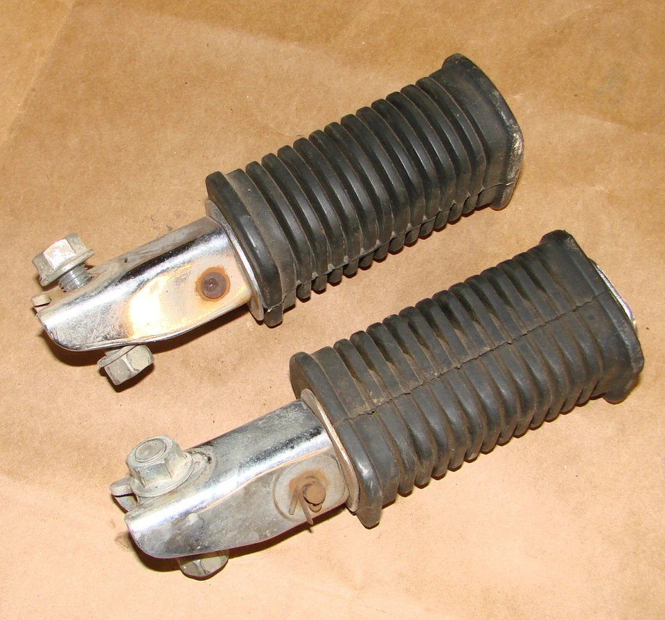 CONJUNTO DE APOIOS PARA OS PÉS PARA PASSAGEIROS TRASEIROS ----- 1981 1982 1983 SUZUKI GS650G GS650 - Imagem 3 de 3