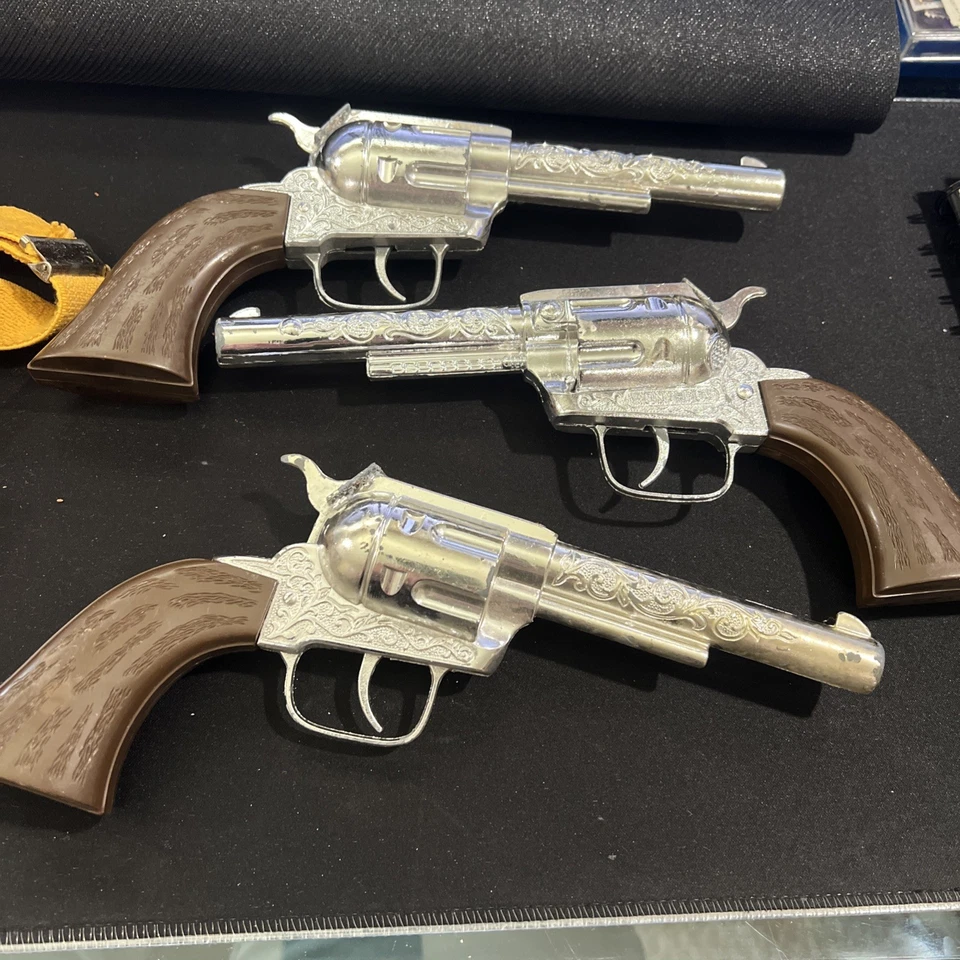 Винтажный лот из 3 игрушек крышка пистолет игрушка или костюм косплей пони мальчик с кобурой - Изображение 2 из 4