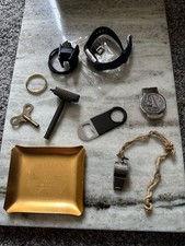 lot de marchandises vintage et maintenant aléatoire : sifflet, ouvre, plateau, tracker fitness, rasoir