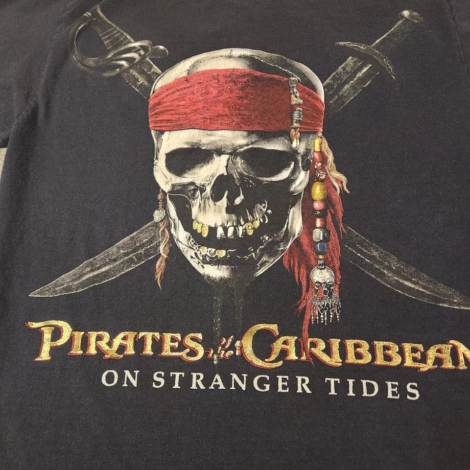 Camisa Disney Piratas del Caribe Para Hombre Pequeña Negra Sobre Mareas Extrañas Gráfico Foto 2 de 4
