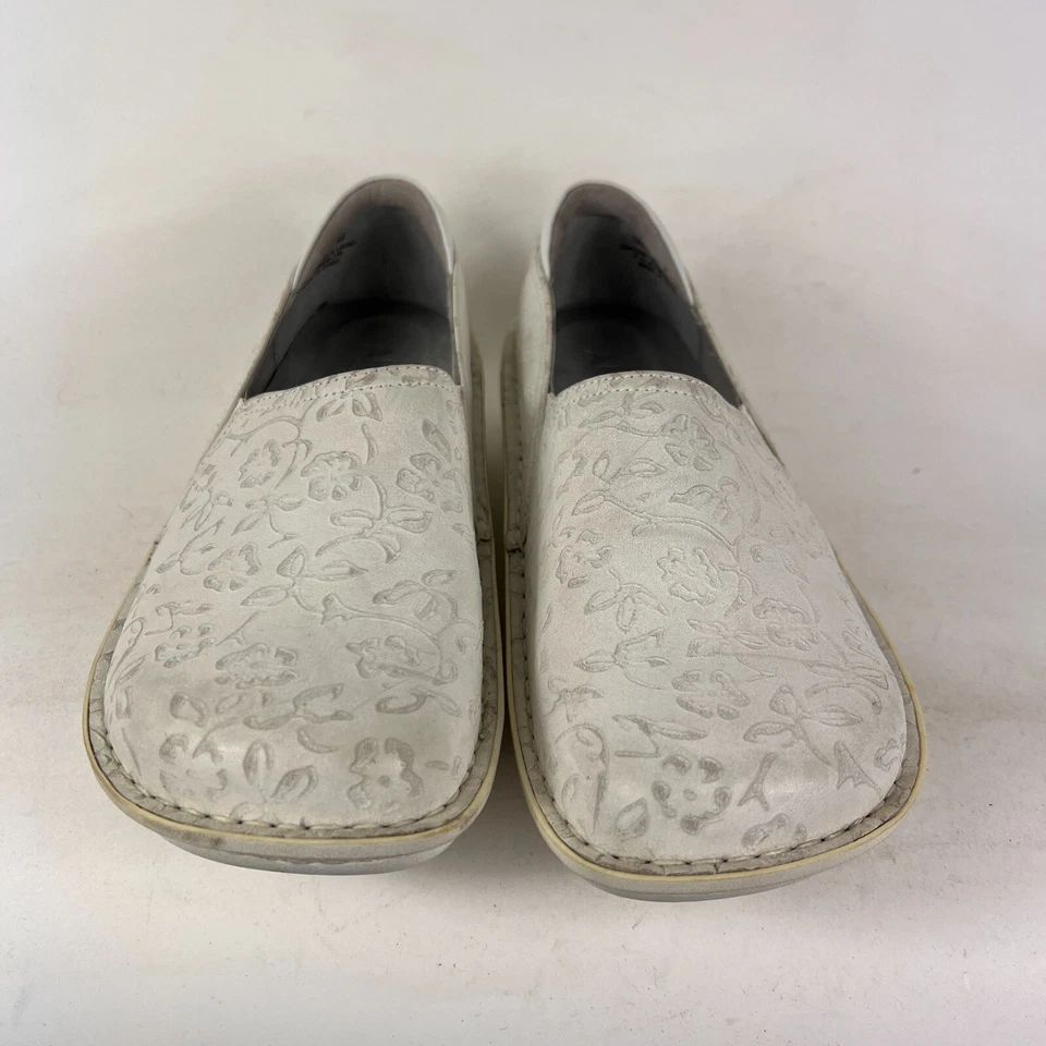 Tamancos Alegria Debra tamanho 10 couro branco manhã glória slip on floral em relevo - Imagem 4 de 4