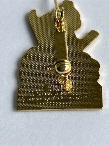 Snoopy Ski Pin Killington Resort Vermont .75" x 1.25" Tall Vintage Peanuts - Picture 3 of 6