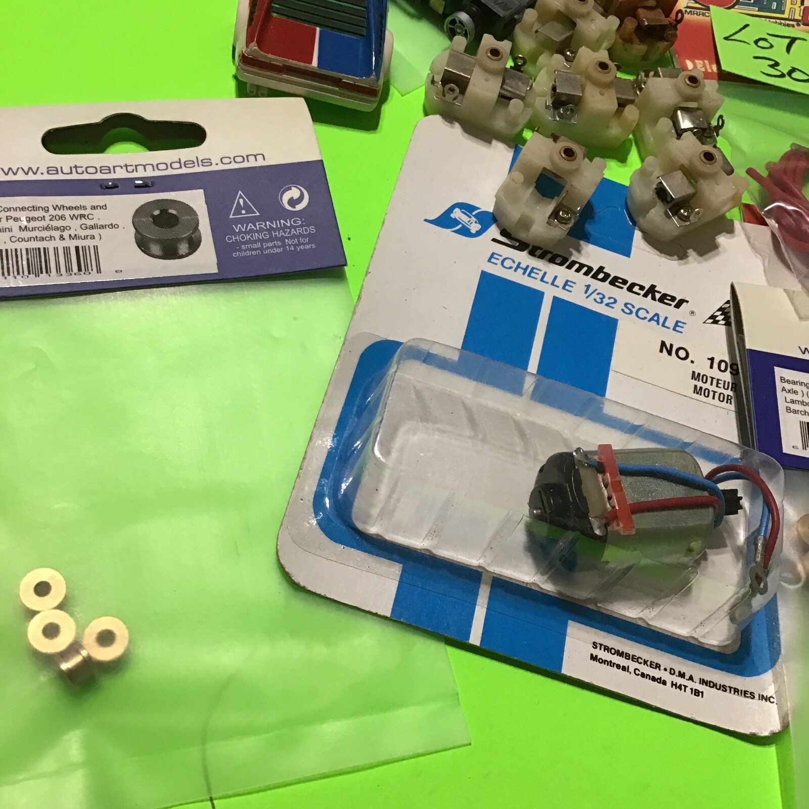 VINTAGE LARGE ASSORTED SLOT CAR PARTS GROUP / GEARS / MOTORS / END CAP