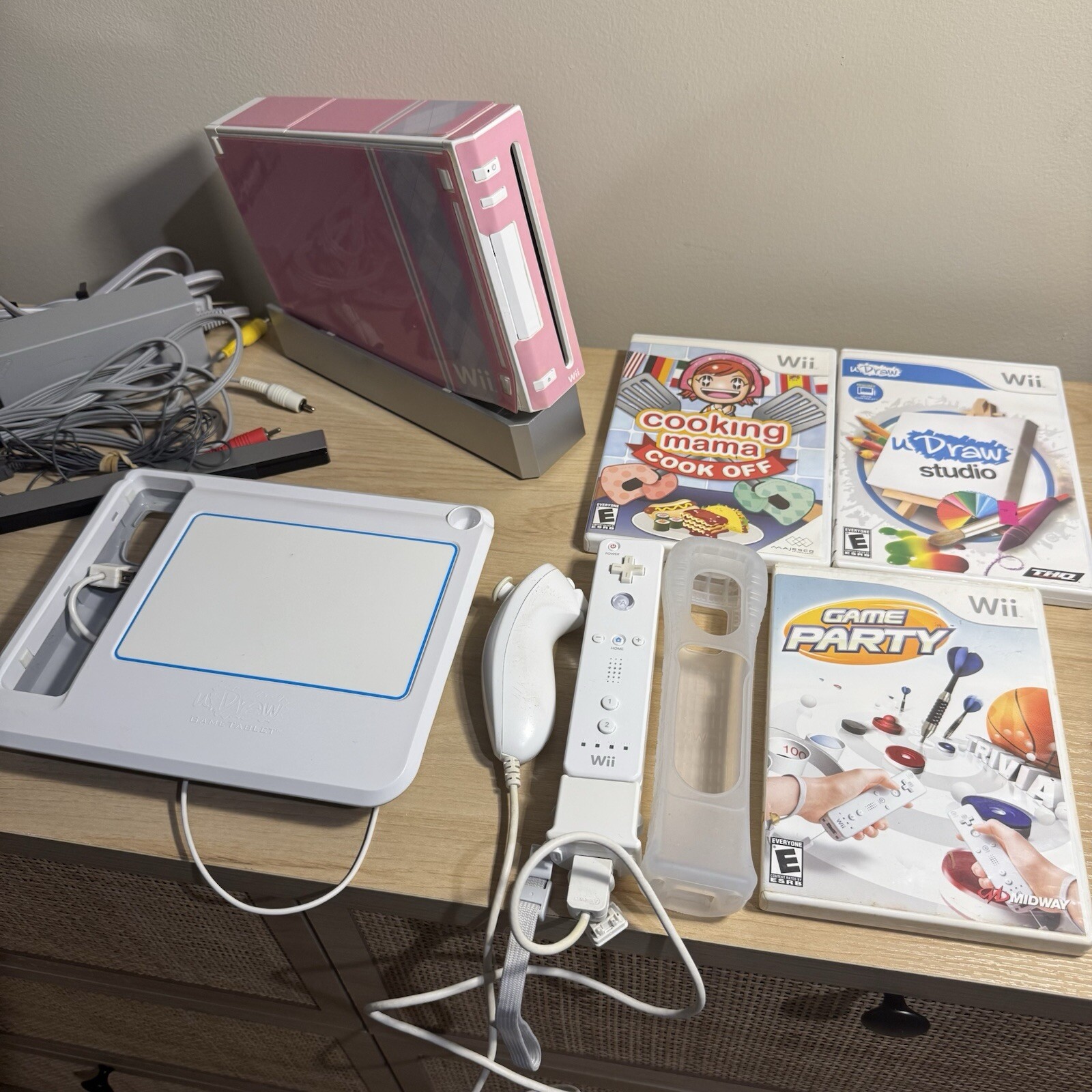 Nintendo Wii Console RVL-001 Bundle 1 Controller Nunchuk Cables U-Draw & 3 Games