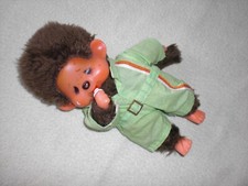 Monchhichi Puppe 18 cm Overall grün mit Streifen weiß orange - Monchichi Vintage