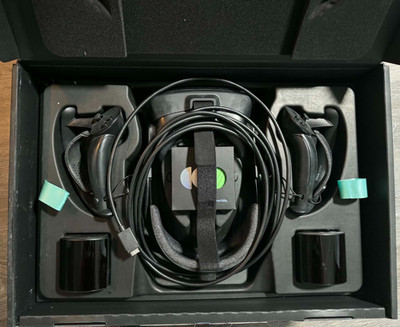 Valve Index VR Full Kit - Headset, 2.0 Knuckles, 2.0 Base Stations  Original Box