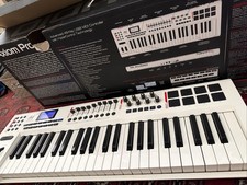 Controlador de teclado MIDI M-Audio Axiom Pro 49 disparadores 49 teclas con caja de cables