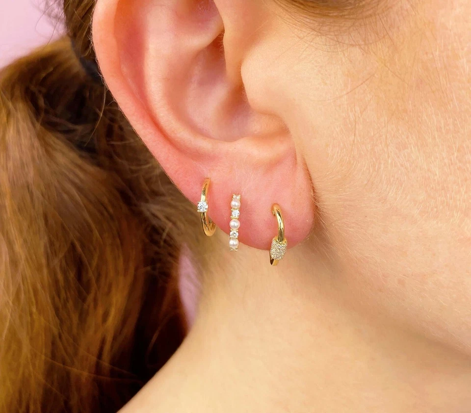 Pendientes Huggie de diamantes de oro rosa de 14 quilates corte redondo natural de 0,08 quilates Foto 2 de 4