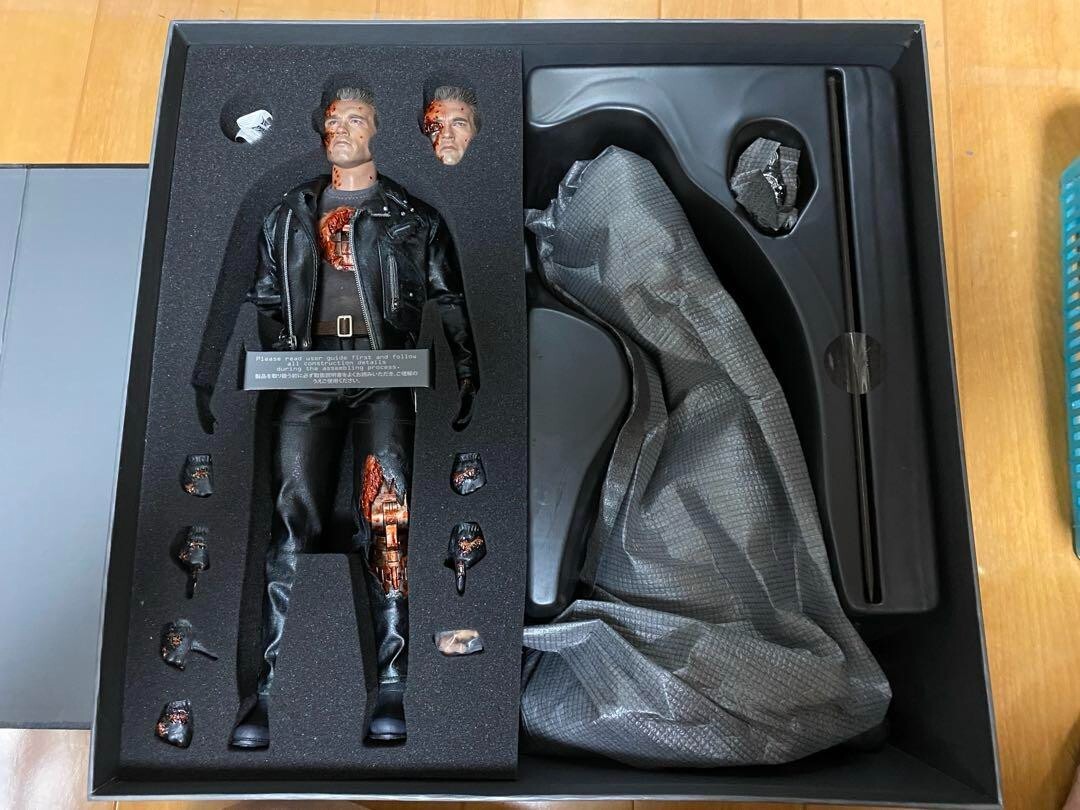 Hot Toys Movie Masterpiece Terminator 2 DX13 T-800 Battle Damage