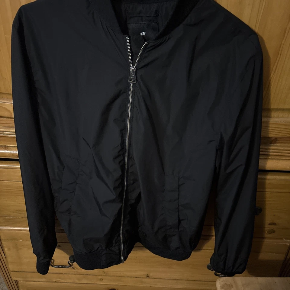 Chaqueta Bomber H&M Hombre Talla Pequeña Muy Buen Estado Negra Bolsillos con Cremallera Completa Foto 3 de 3