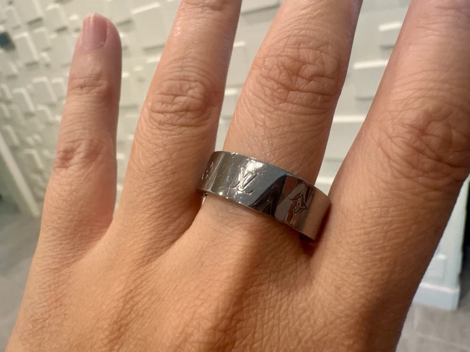 Auténtico Anillo Instinto LV LOUIS VUITTON Talla L (US 10) Color Plata Foto 3 de 4