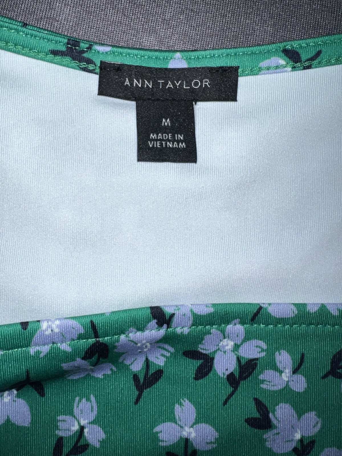 Ann Taylor Top Floral Stretch Envelope Neck Shirt Women's Size M Green Half Slv