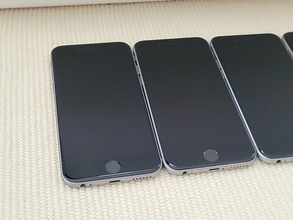 Lot - 4 EXCELLENT Apple iPhone 7 A1778 32GB SILVER Unlocked AT&T 90%+ BATTERY - Image 3 of 4