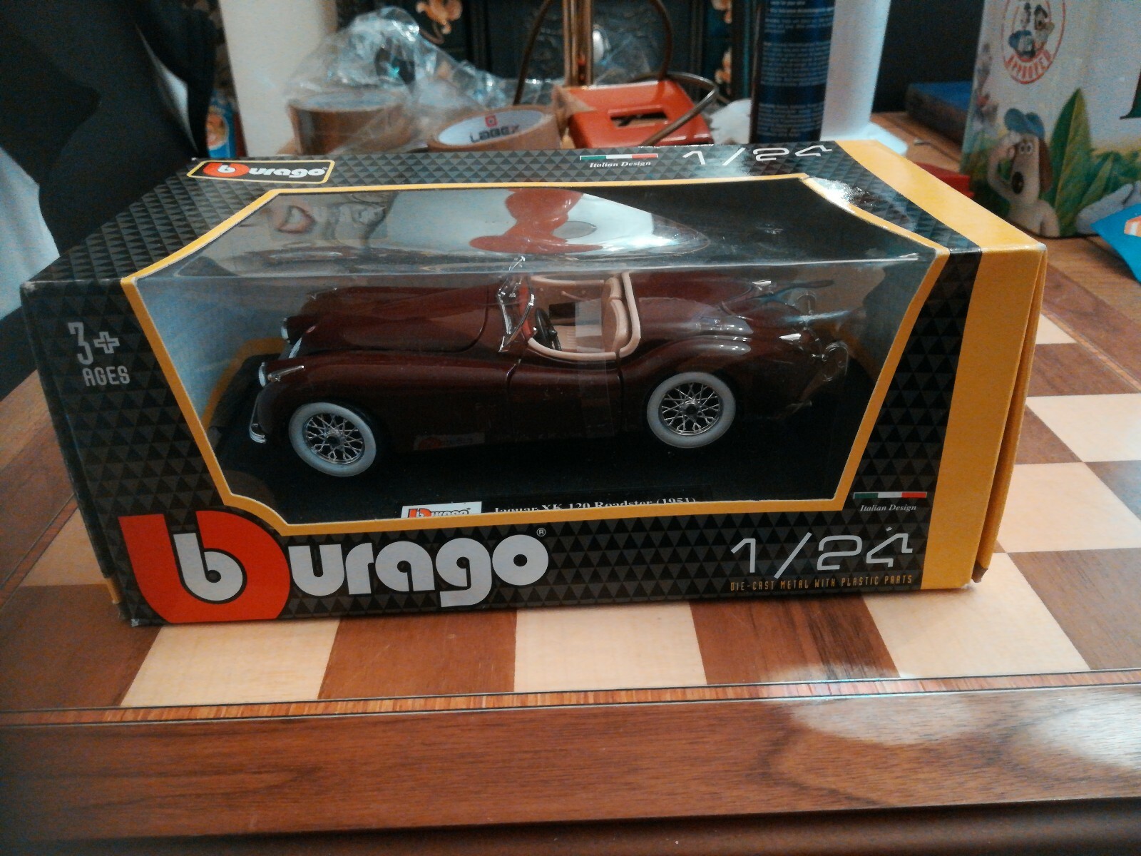 Burago 1/24 Scale 18-22018 Jaguar XK120 Roadster (1951) Burgundy in Box