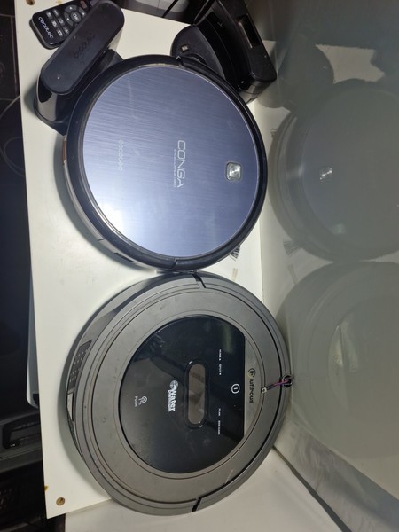 2 Robots aspiradores para repuestos o revisar – Cecotec Conga 990 + Lufthous Wat