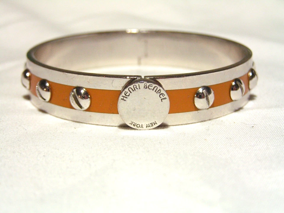 ...HENRI BENDEL...Brazalete Brazalete con Bisagras Diseño Tornillos Tono Plata... Foto 3 de 4