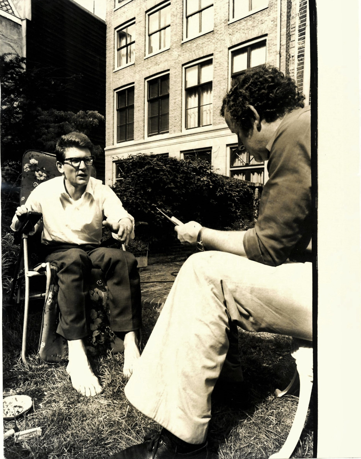 vintage large photo fashion designer Yves Saint Laurent barefoot mode foto 1976