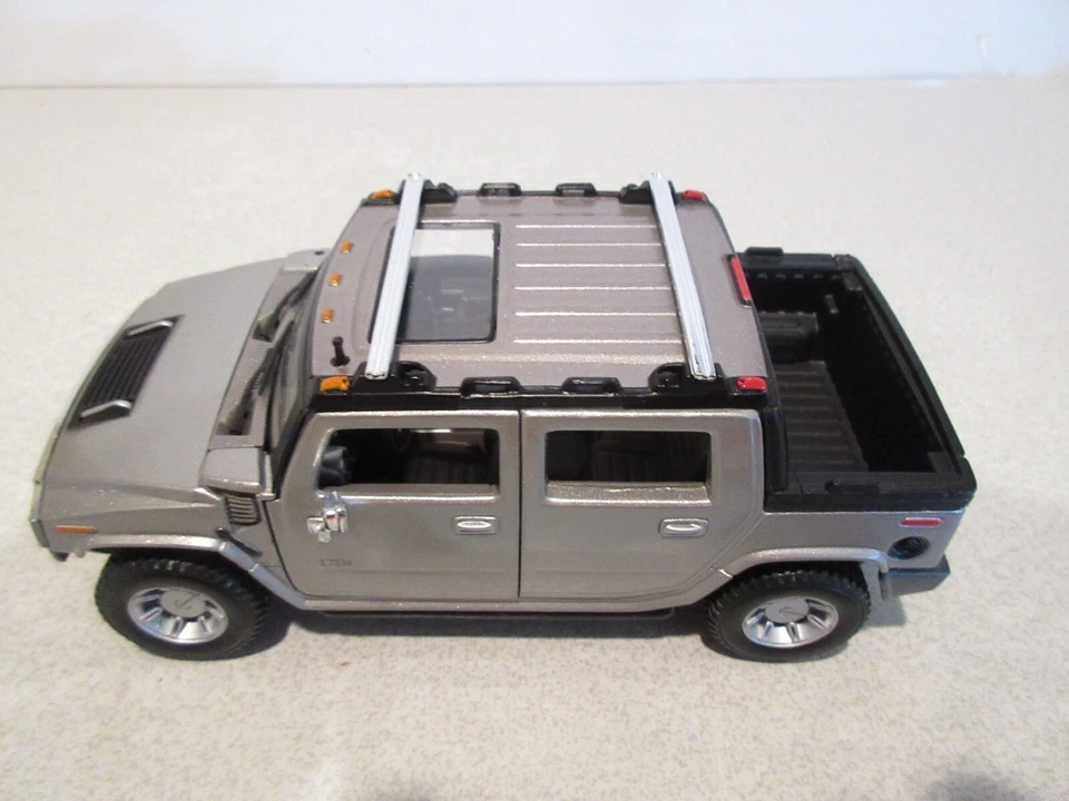 Hummer H2 SUT Maisto de colección escala 1:27 fundido a presión edición especial plata 2001 Foto 2 de 4