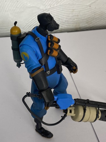 Team Fortress 2 TF2 NECA figure Blu Pyro Rare NNJ - Picture 7 of 19