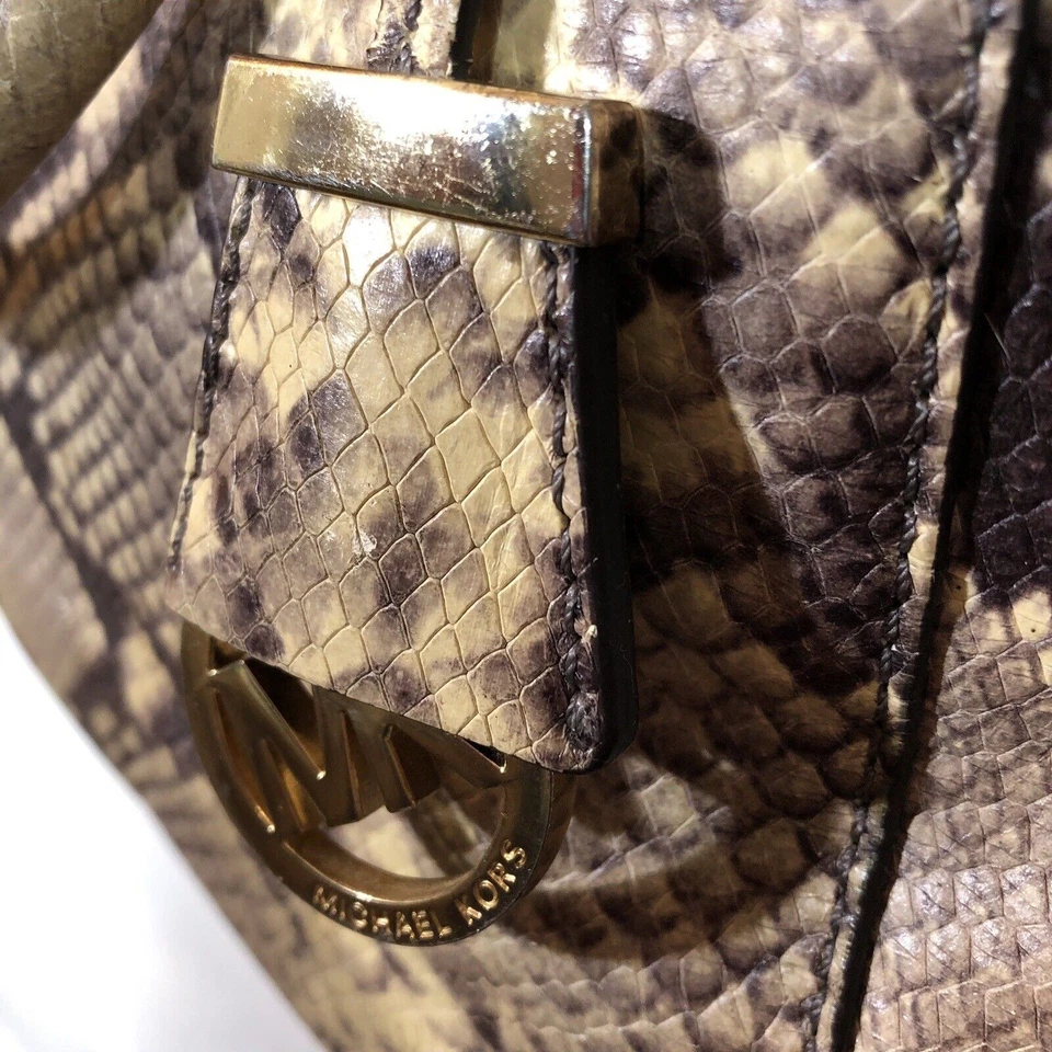 Bolso Bandolera Michael Kors Riley Negro Tostado Beige Pitón Cuero Repujado Foto 4 de 4
